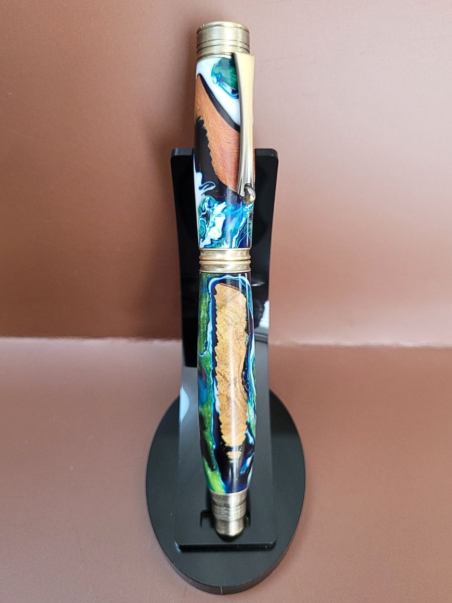 stylo roller hybride bois et résine sur support noir fabrication artisanal de qualité Française