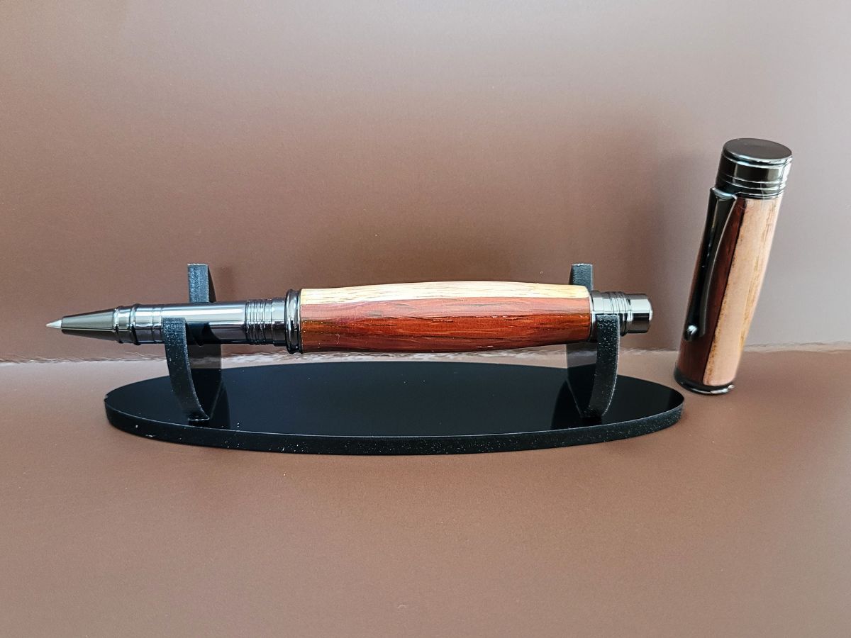 Stylo artisanal en bois padouk hêtre bouleau sur support noir