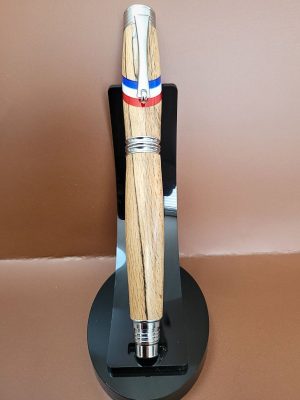 Stylo roller artisanal en hêtre lorrain aux couleurs de la France. Écriture fluide, pointe céramique 0,5 mm, fabrication française
