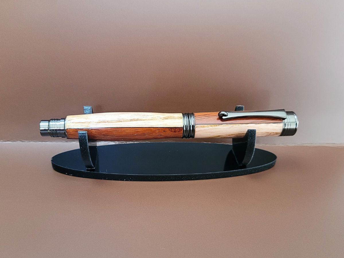Détail des rainures du stylo roller artisanal en bois padouk hêtre bouleau