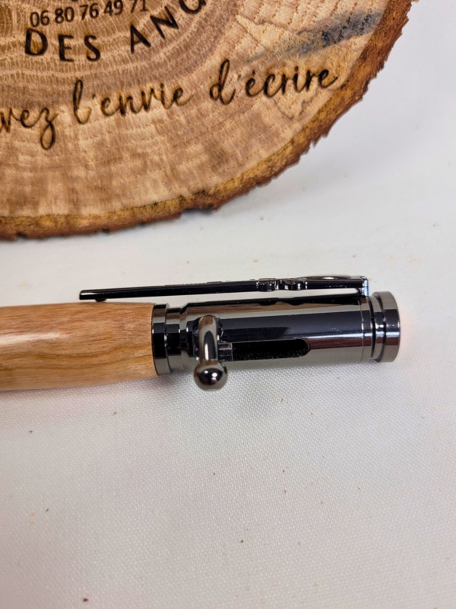 détail stylo balle de fusil en bouleau culasse de recharge