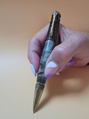 stylo botanique en loupe de bouleau teintée bleu