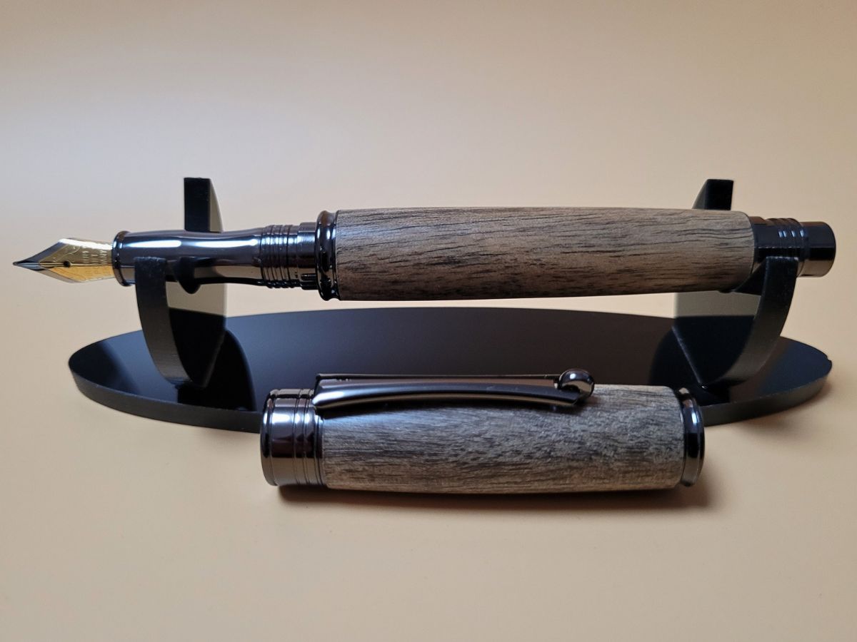plume iridium sur stylo en chêne noir qualité artisanale