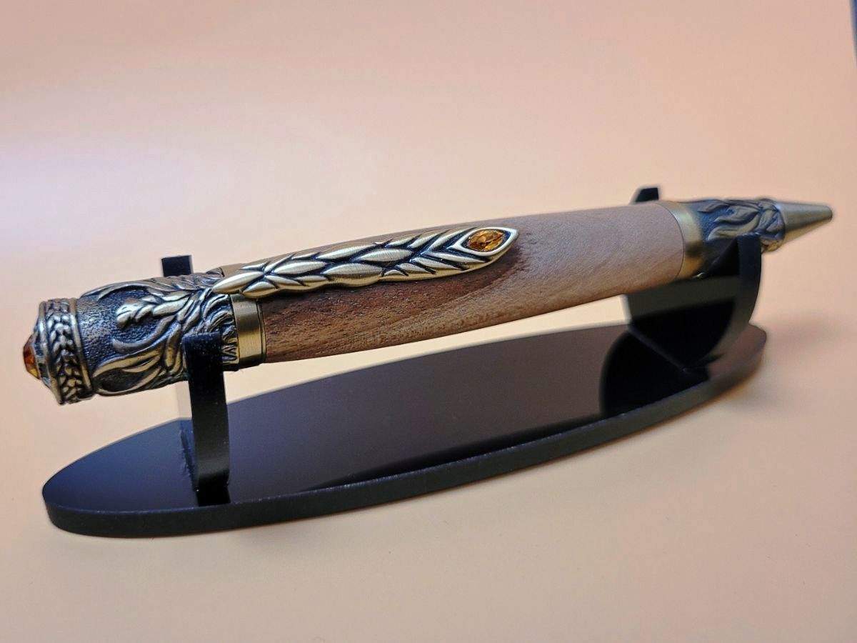 stylo en noyer et bronze ciselé détails sur épingle surmontée d'un strass orange