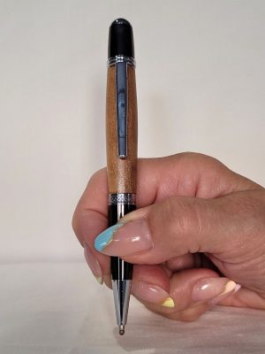 Stylo bille Élégance Cerisier avec finition noire brillante, attributs chromés et recharge Parker G2 - Atelier du Val des Anges
