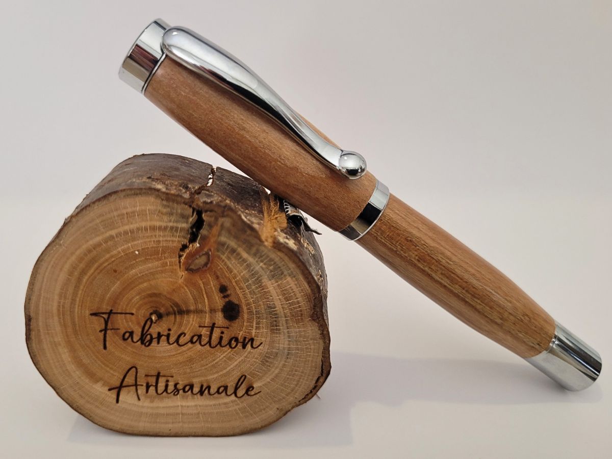 belle épingle sur un stylo plume en érable finition chromé et pointe en iridium