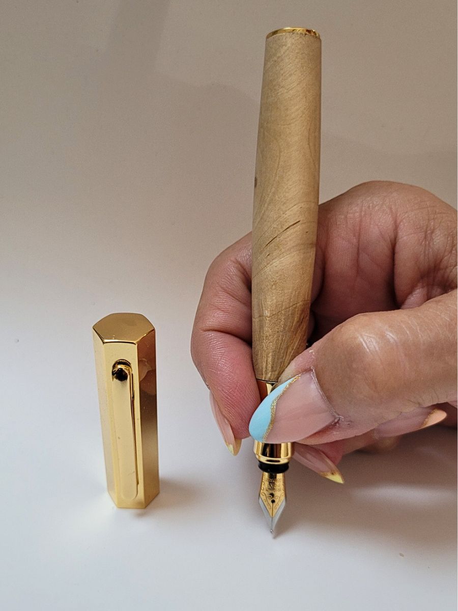 stylo plume iridium en buis capuchon hexagonal doré