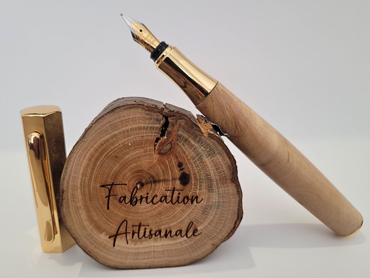 plume iridium sur ce stylo en buis et placage or