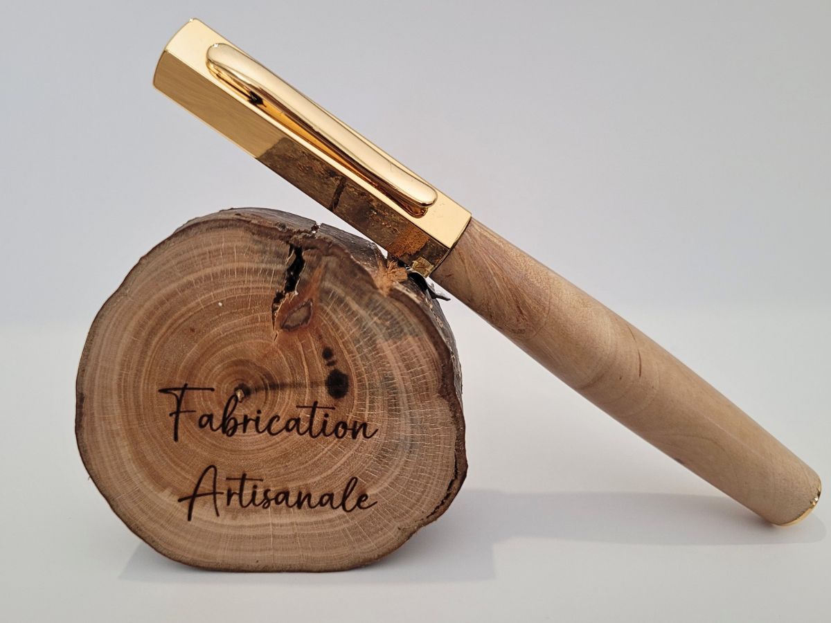 placage or sur ce stylo plume hexagonal
