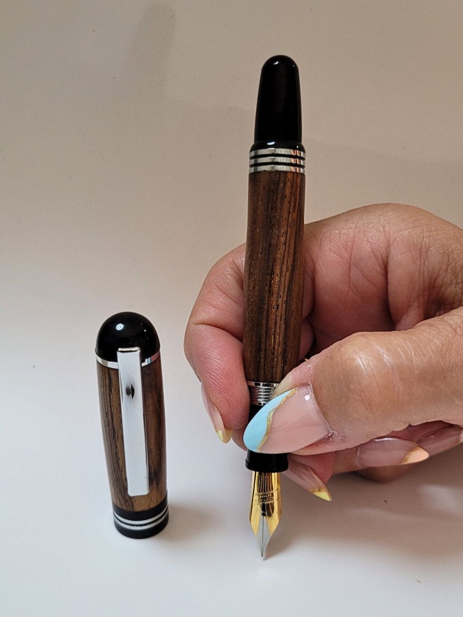 stylo plume palissandre chromé et noir plume iridium capuchon a vis
