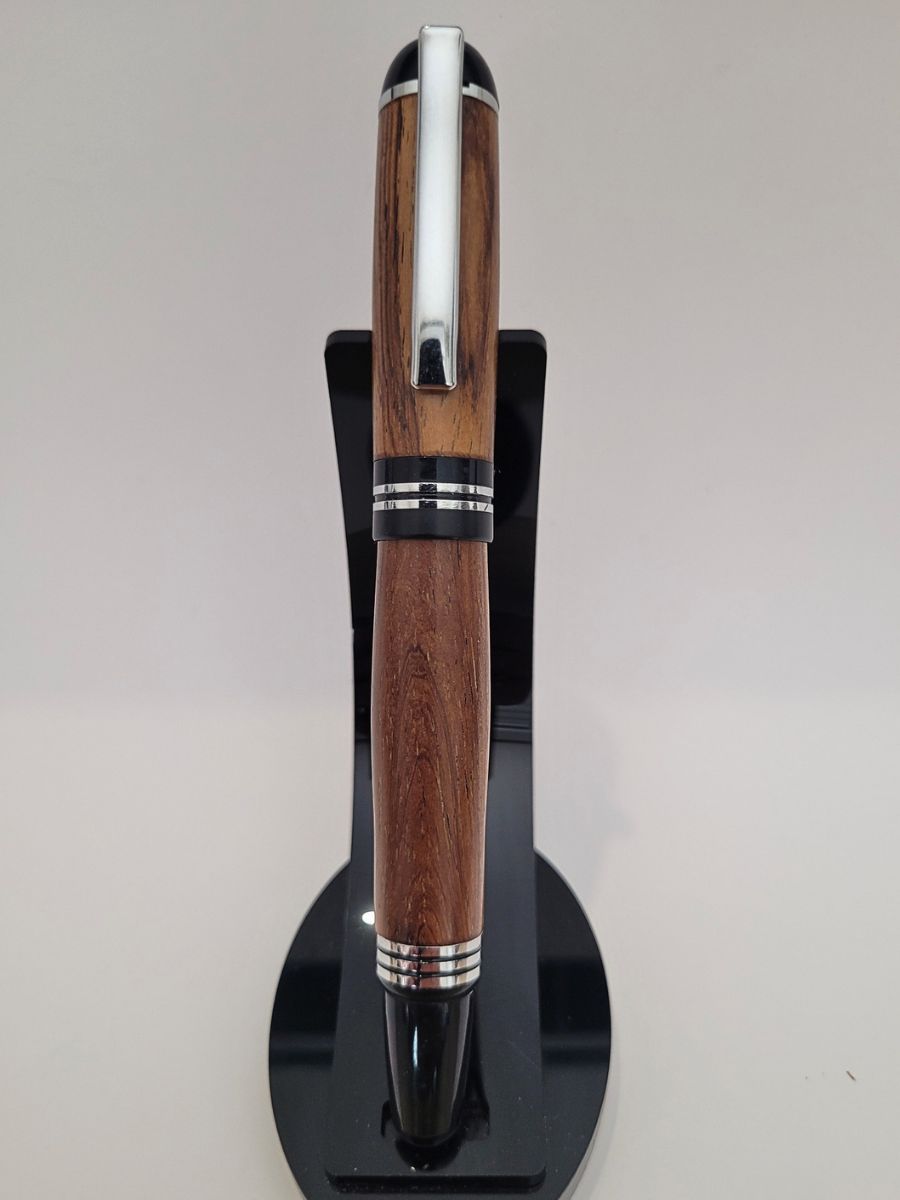 stylo plume en palissandre capuchon à vis finitions haut de gamme chromé et noir pointe iridium
