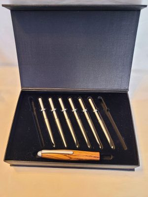 Coffret de 6 crochets cartonné compartimenté contenant six crochets en aluminium et un support en bois serpent, kit artisanal haut de gamme.