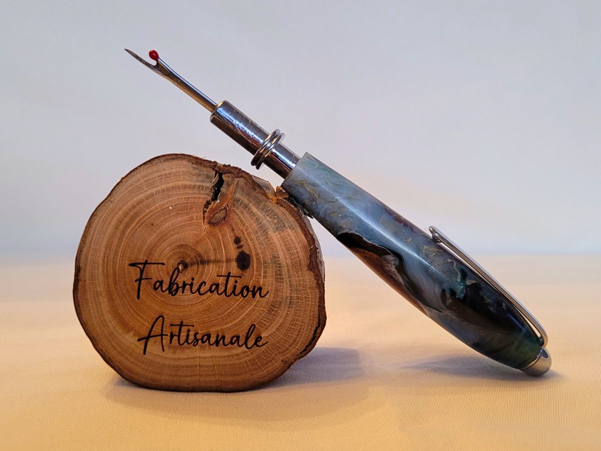 Découd‑vite artisanal en résine époxy bleue et blanche et racine de hêtre, petit crochet de coupe et épingle d’attache, fabrication artisanale française.