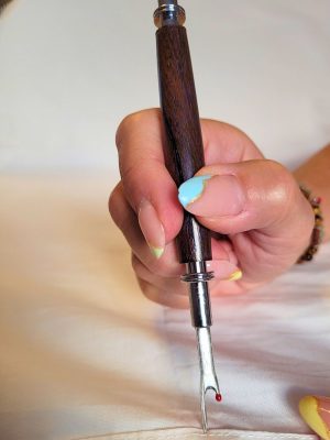 Découd‑vite artisanal en bois de wacapou avec dent chromée, utilisé pour découdre une couture sur tous tissus.