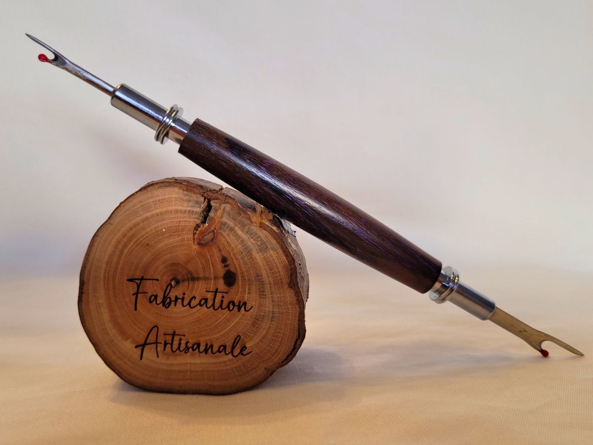 Découd‑vite artisanal en bois de wacapou avec finitions chromées, double dent de coupe rétractable et fabrication artisanale française.