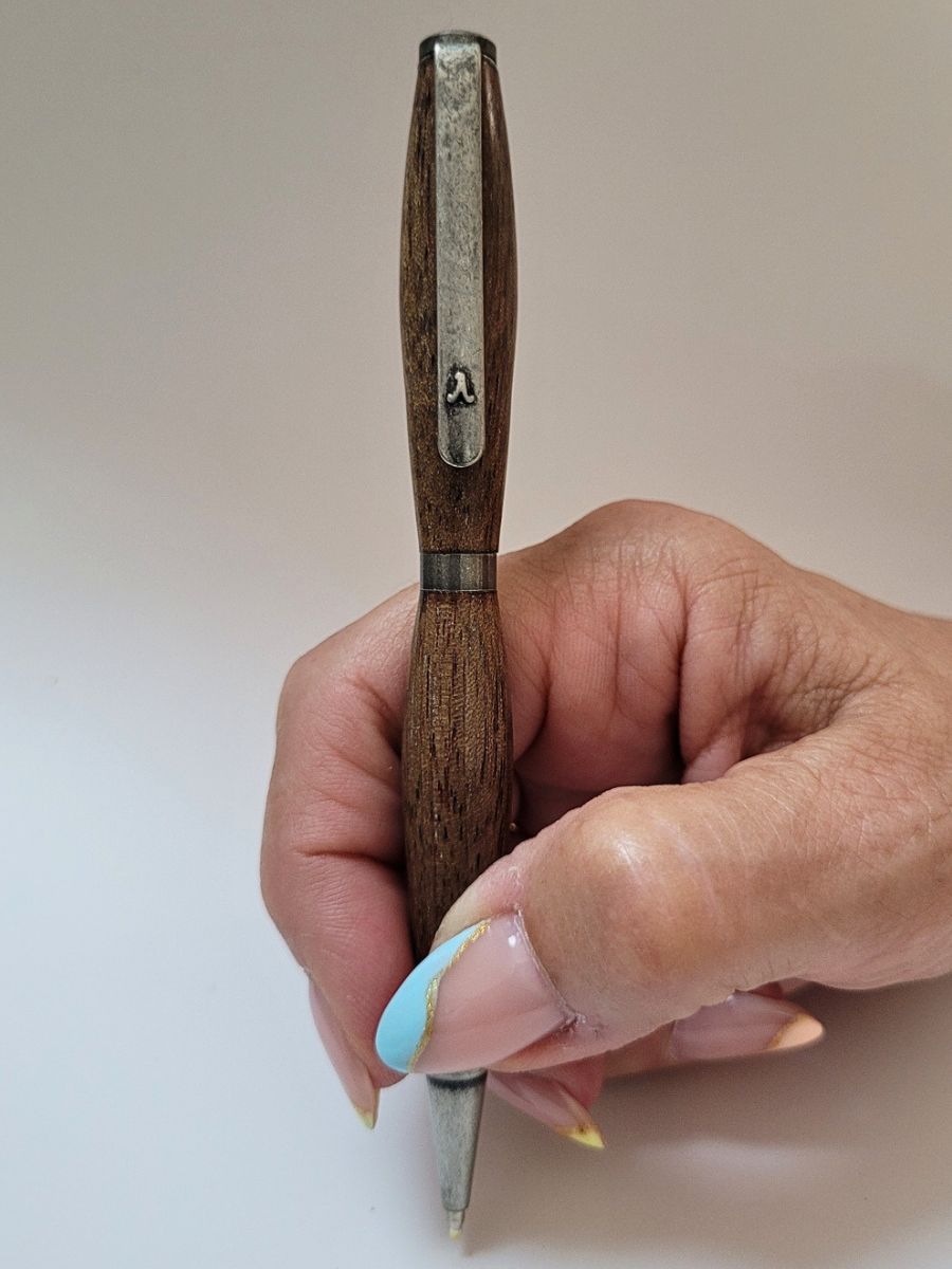 stylo artisanal en chêne et étain massif sigle lambda