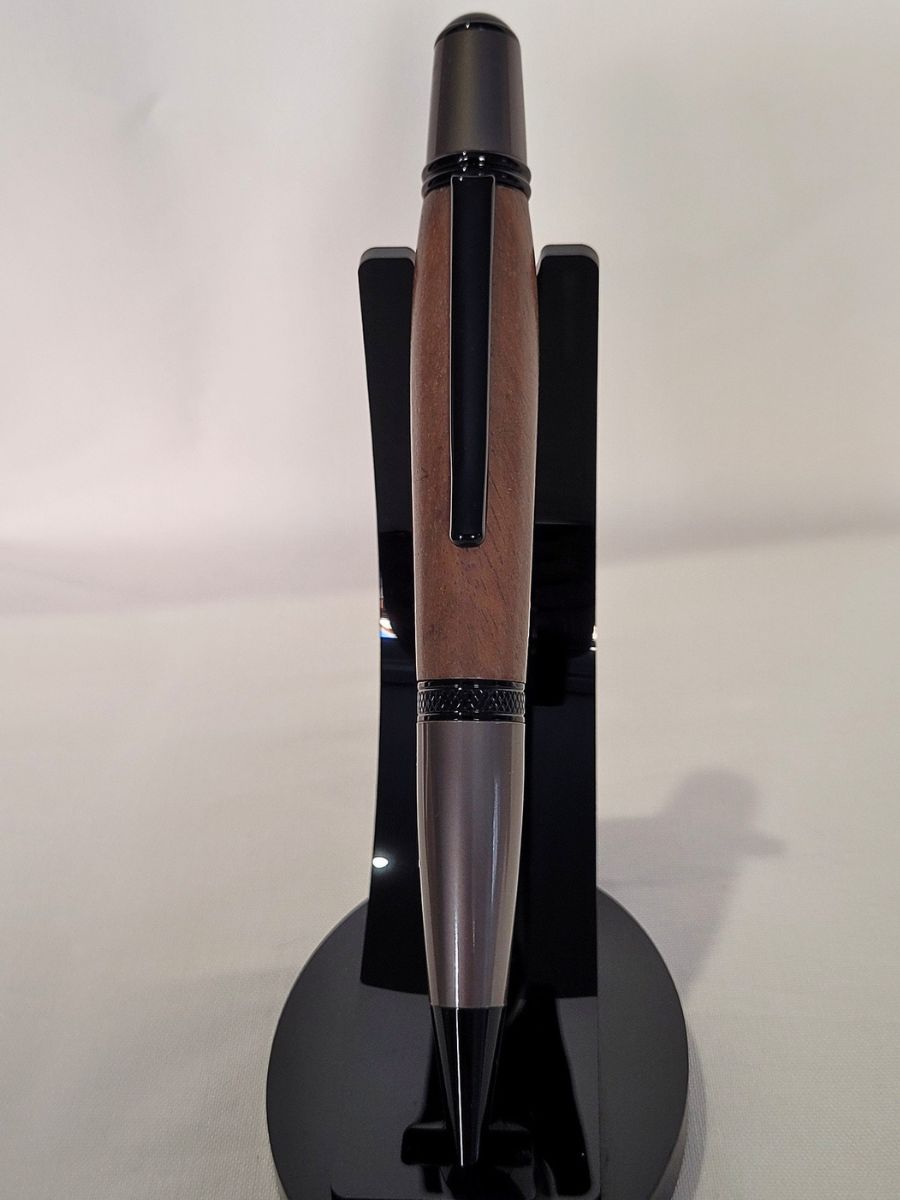 Stylo bille Élégance Cerisier finition titane gris présenté sur support noir
