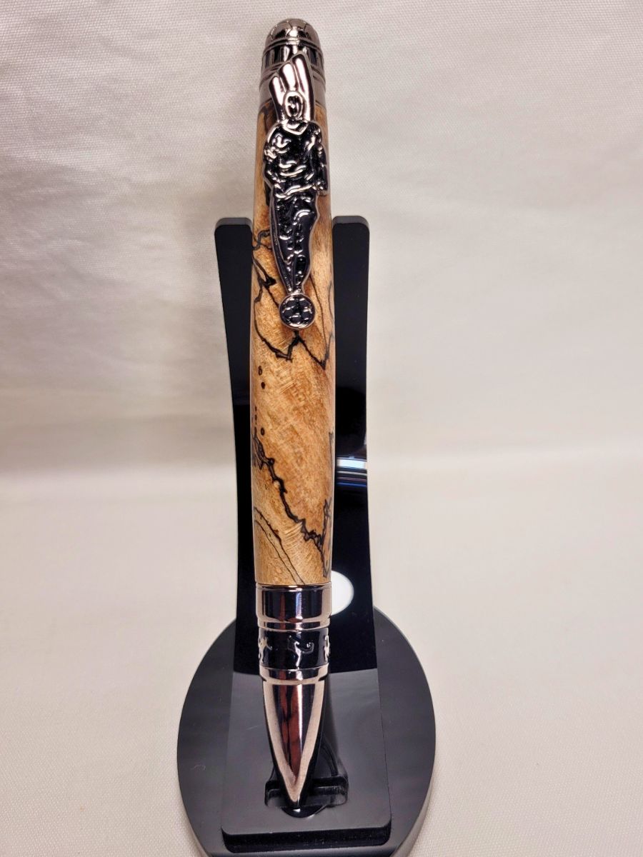 Stylo Football en hêtre échauffé présenté sur support noir, mécanisme noir avec joueur et ballon sculptés.