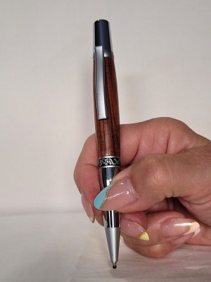 stylo bille type parker chromé brillant et mat bague ciselée motifs cartouche parker g2