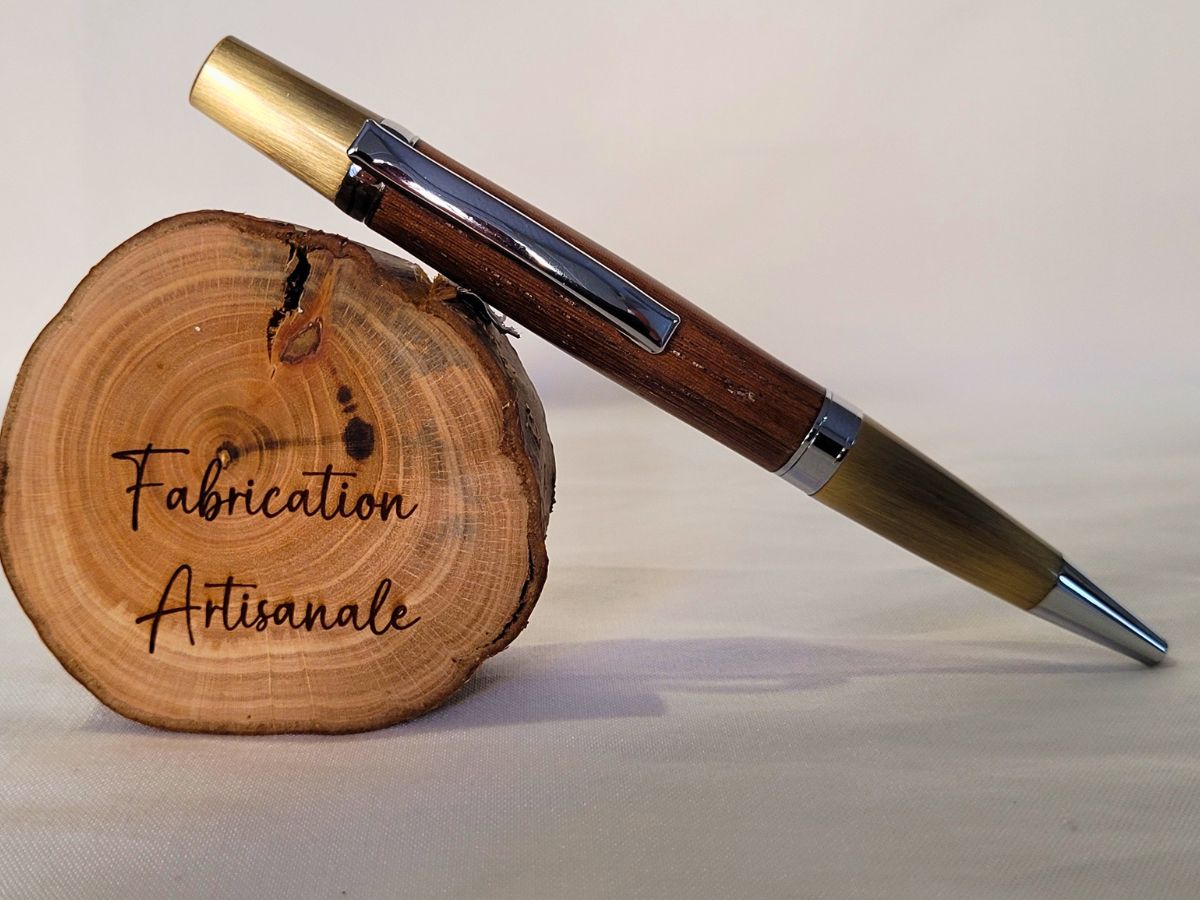 Stylo bille en bois de palmier, contraste entre chrome brillant et laiton brossé, présenté sur support bois Fabrication Artisanale.