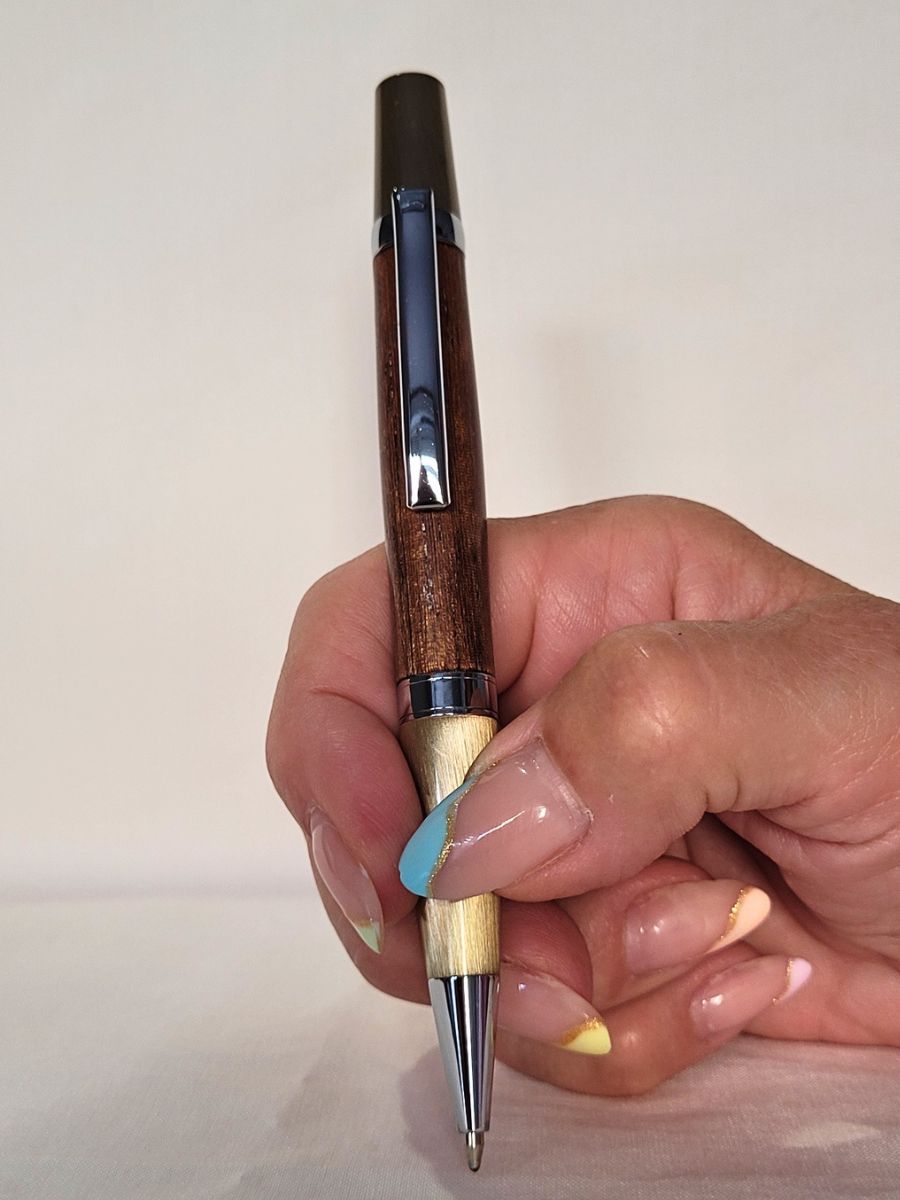 Stylo bille Élégance en palmier rouge artisanal en bois de palmier avec finitions chromées et laiton brossé