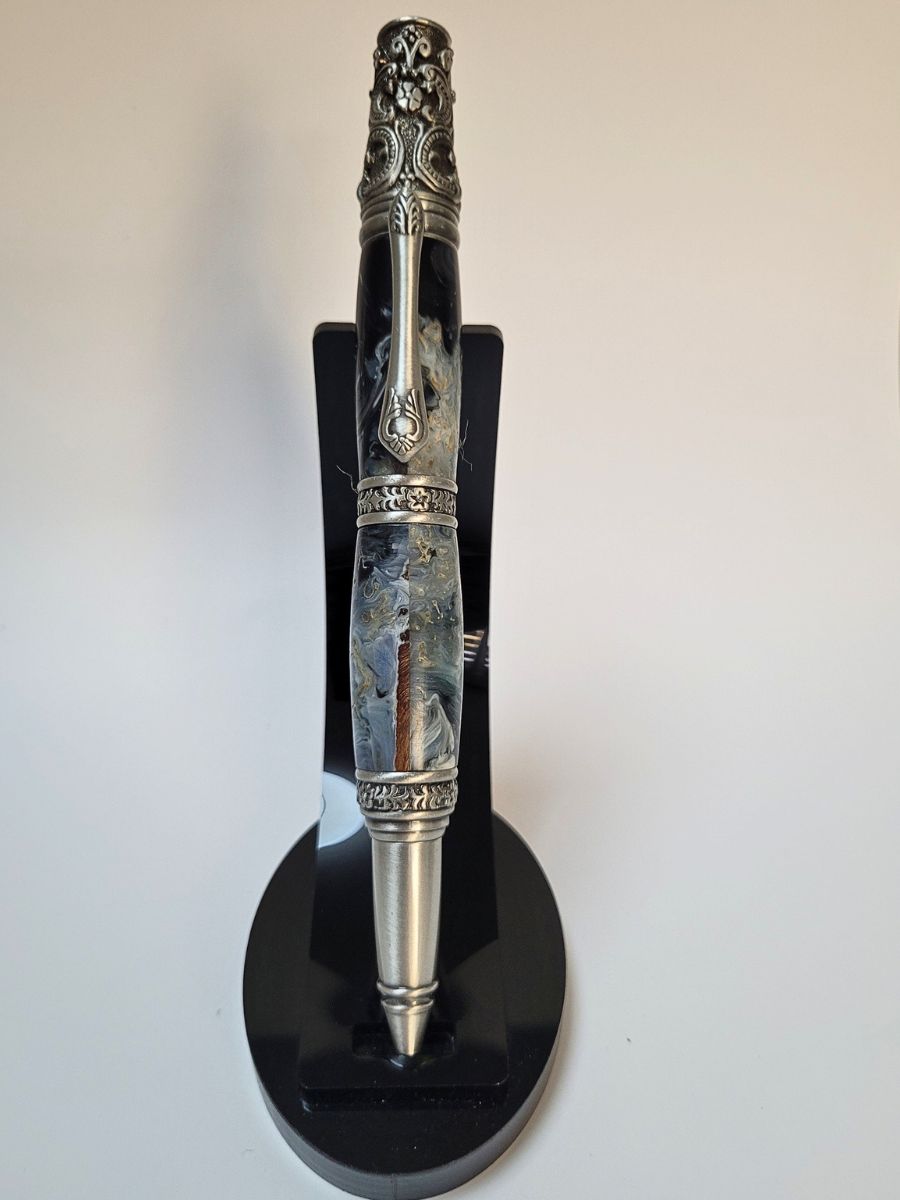 Stylo artisanal en résine époxy bleu et blanc avec copeaux de bois et finition étain victorien