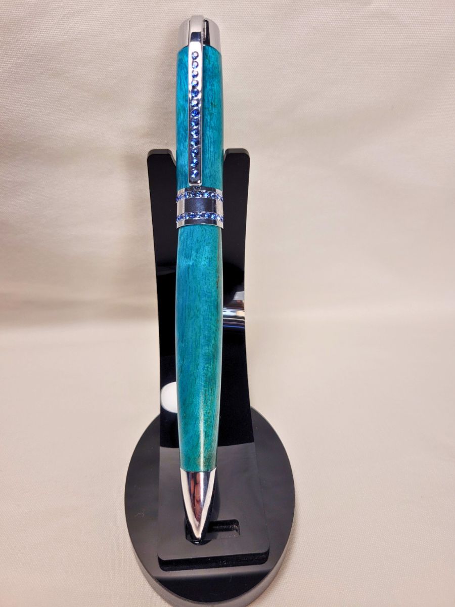 stylo en bois teinté bleu avec finition chromée et strass bleus, modèle raffiné pour signatures ou écriture élégante.