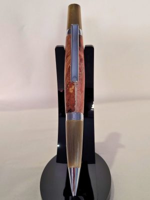 Stylo bille Élégance en résine époxy rose et racine de hêtre avec finition chrome et laiton brossé - Atelier du Val des Anges