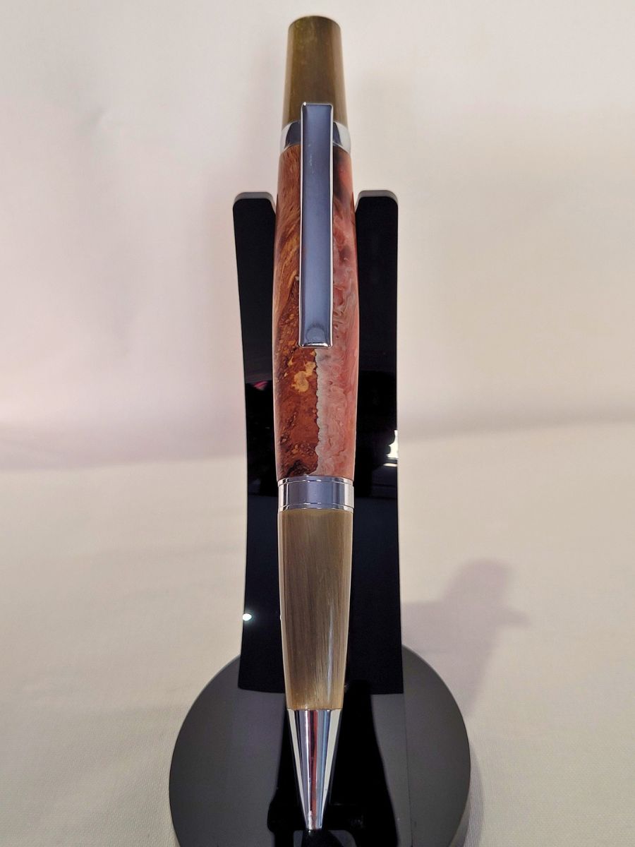 Stylo bille Élégance en résine époxy rose et racine de hêtre avec finition chrome et laiton brossé - Atelier du Val des Anges