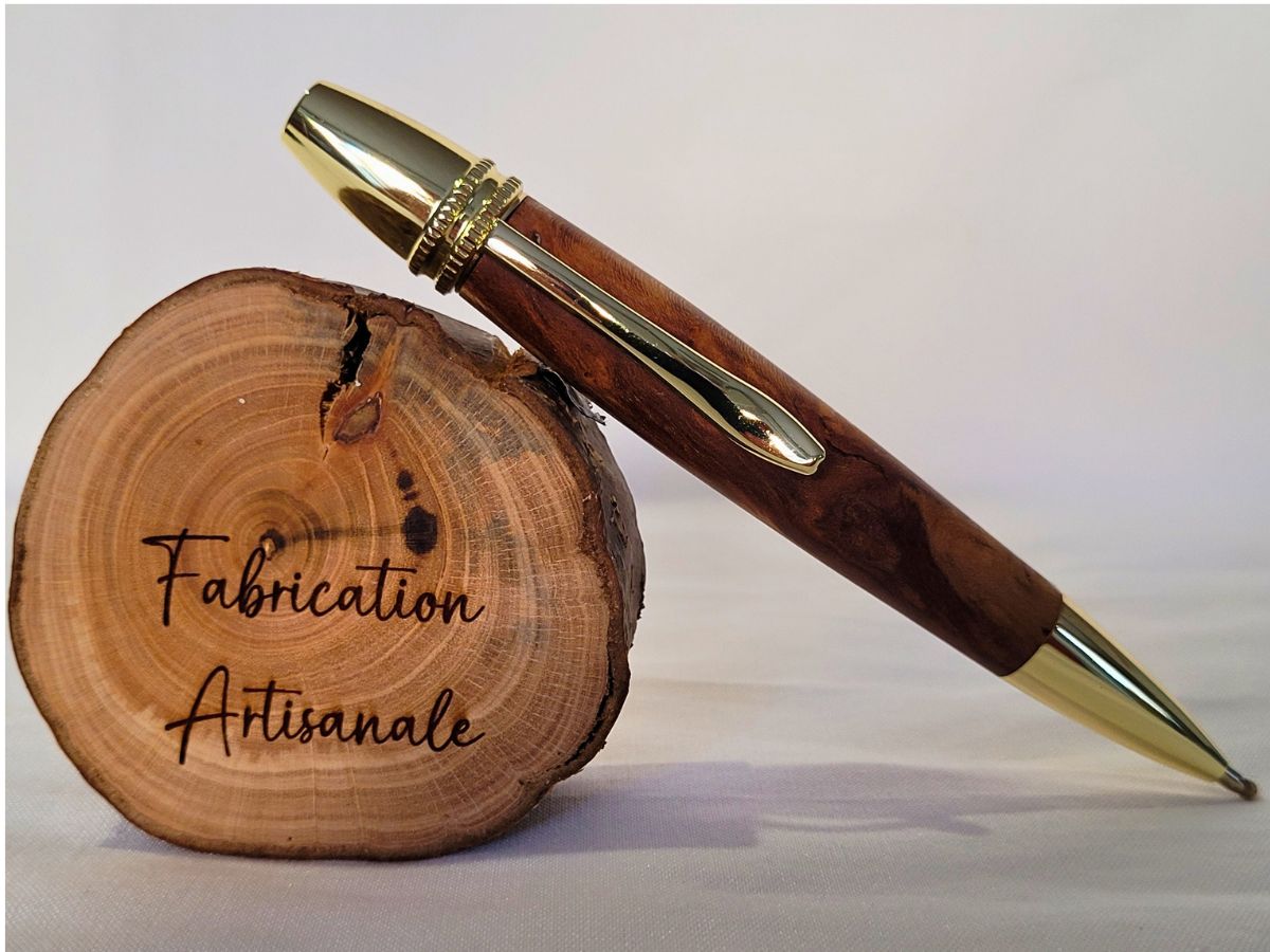 Stylo Alliance en bois de cerisier et placage or posé sur rondin gravé “Fabrication artisanale” – création unique de l’Atelier du Val des Anges.