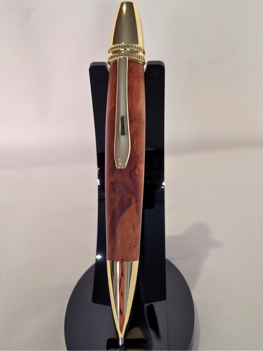 Stylo bille Alliance en bois de cerisier avec placage or, présenté verticalement sur support noir – création artisanale française.