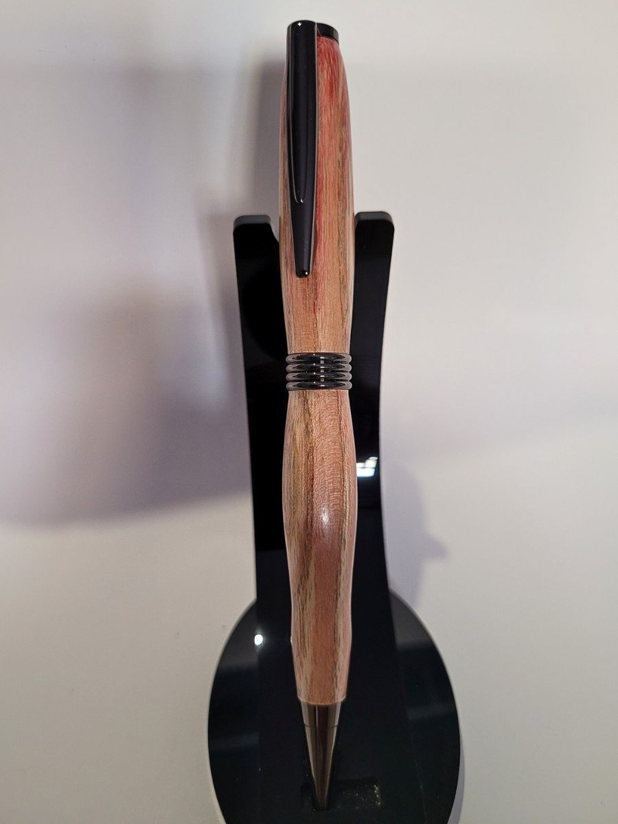 frêne stabilisé en rouge et placage noir font de ce stylo artisanal un classique de l'écriture