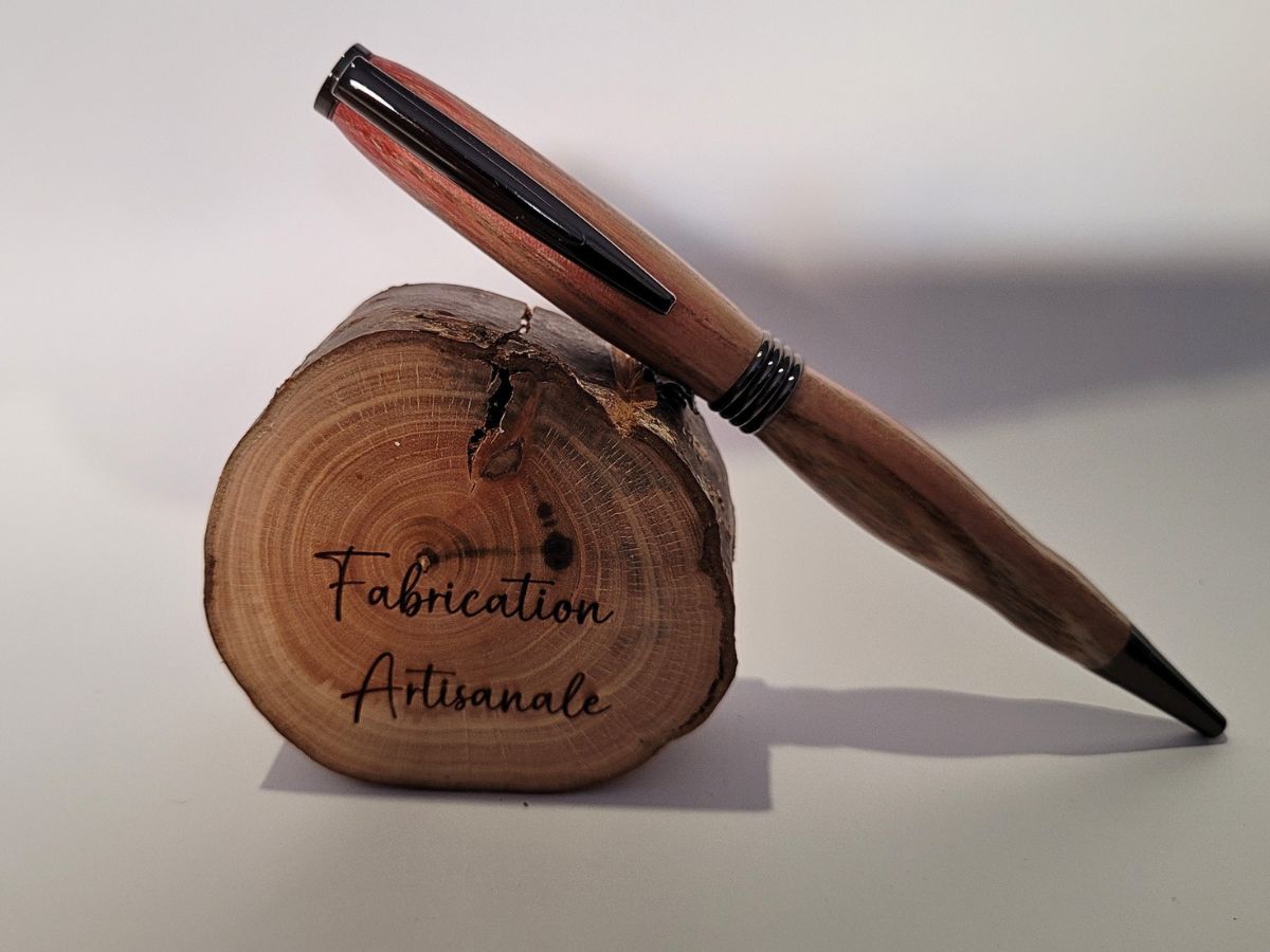 stylo classique placage noir en frêne stabilisé et teinté rouge artisanat