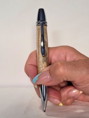 Stylo Alliance en bois de frêne et placage chrome tenu en main, système twist avec cartouche Parker – design ergonomique et raffiné.