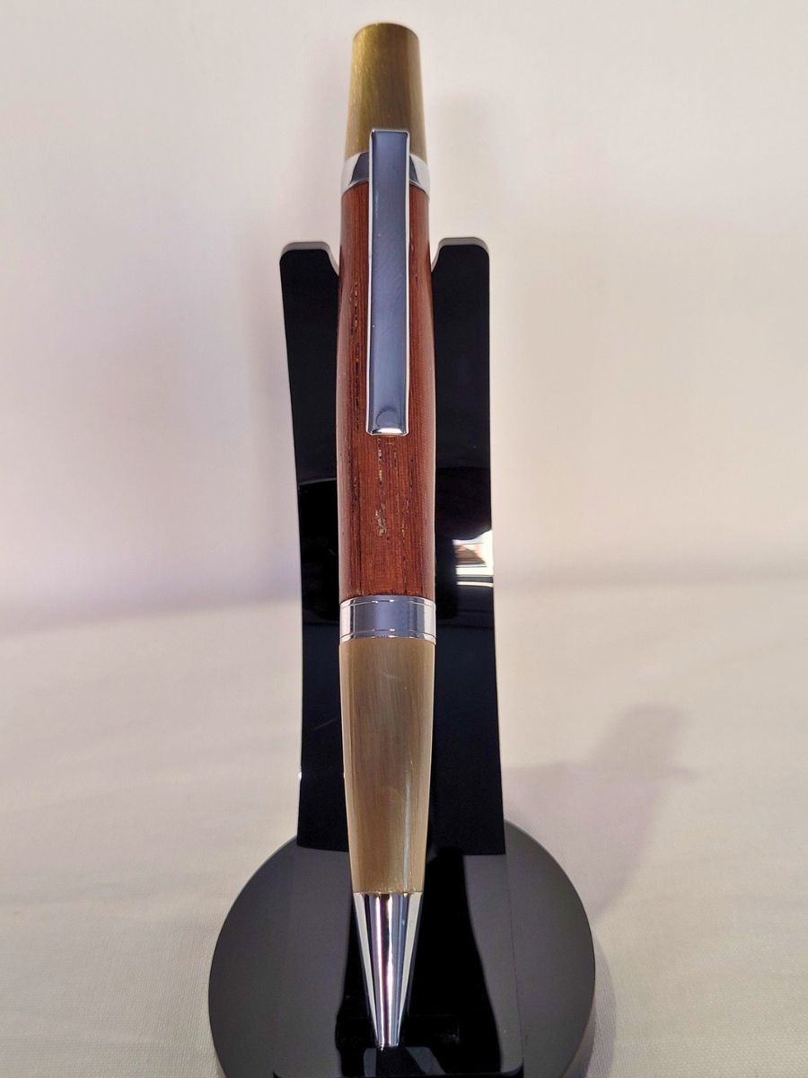 Stylo bille artisanal en bois de palmier avec pointe chromée, corps en laiton brossé et mécanisme twist Parker G2.
