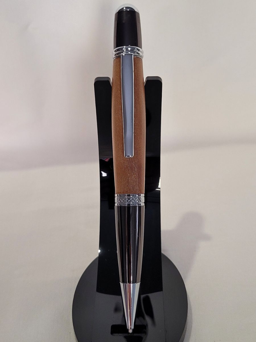 Stylo bille Élégance Cerisier noir et chrome présenté sur support noir - Atelier du Val des Anges