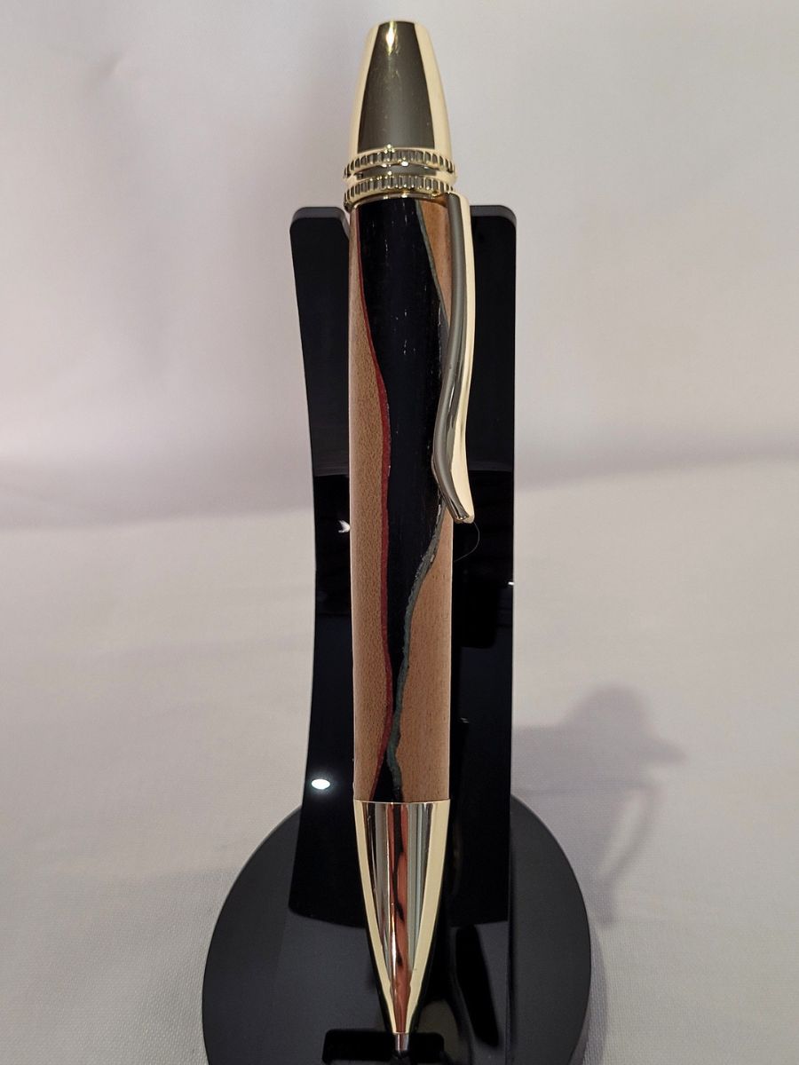 Stylo Alliance en charme et ébène avec placage or, présenté verticalement sur support noir – effet yin‑yang jour et nuit, création artisanale.