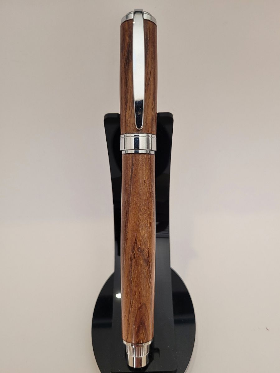 Stylo plume artisanal en cerisier capuchon magnétique chromé iridium