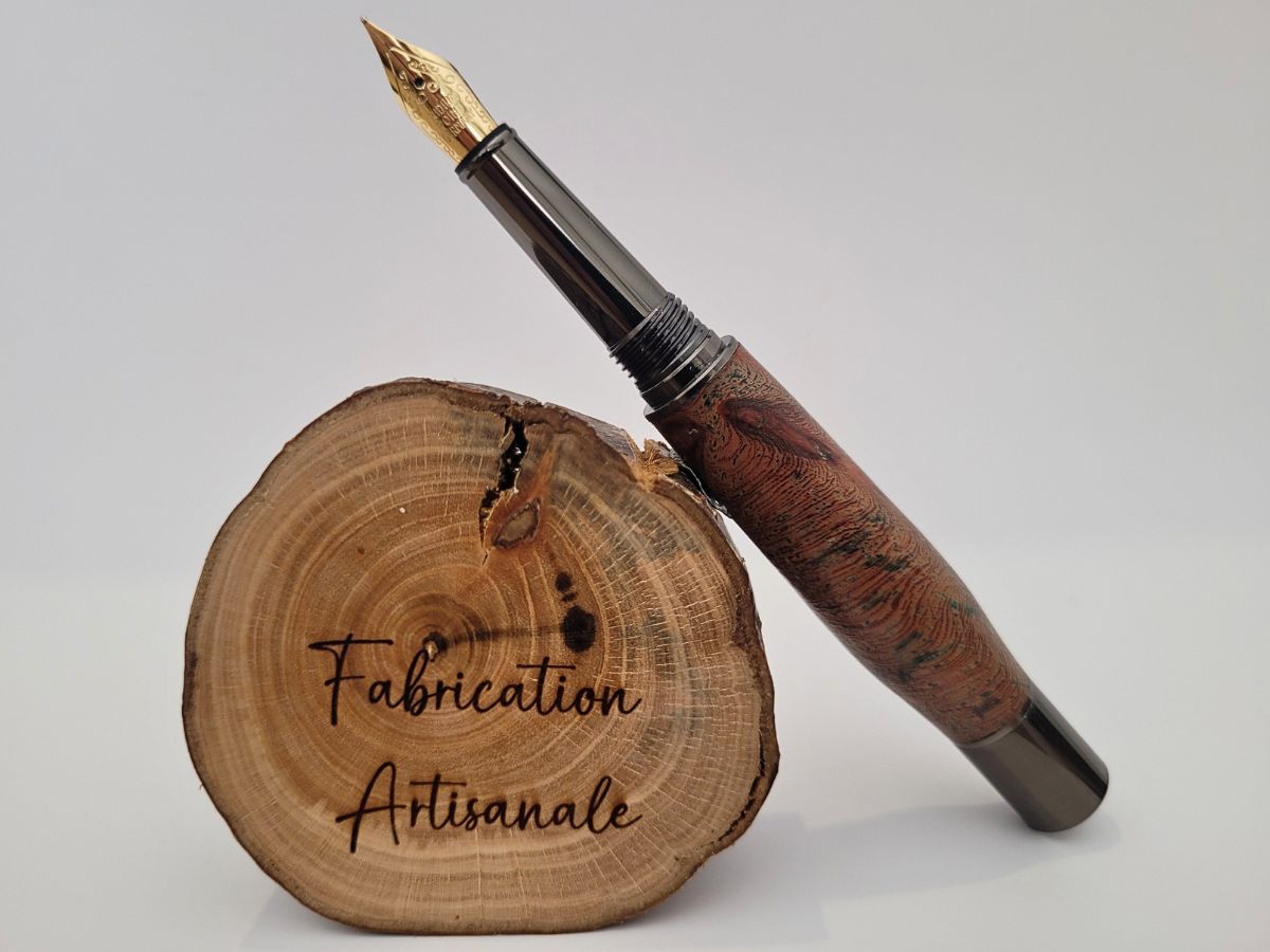 pointe iridium sur ce stylo plume noir en bois d'amourette