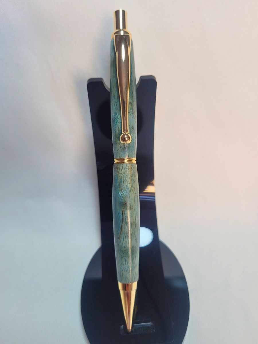 Porte‑mine en bois de bouleau bleu, placage doré, présenté verticalement sur support noir élégant
