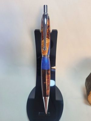 Porte‑mine artisanal en bois et résine époxy bleue, placage chromé, présenté verticalement sur support noir