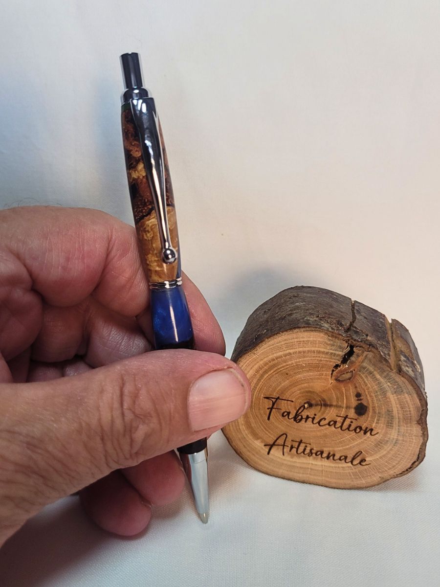 Porte‑mine artisanal en racine de hêtre et résine époxy bleue, finition chromée brillante, tenu en main