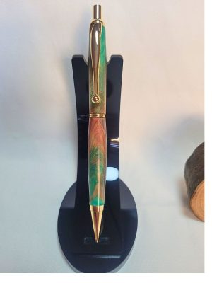 Porte‑mine artisanal en bois de genévrier, dégradé vert‑rouge unique, placage doré, présenté sur support noir