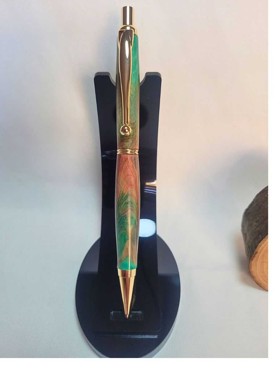 Porte‑mine artisanal en bois de genévrier, dégradé vert‑rouge unique, placage doré, présenté sur support noir