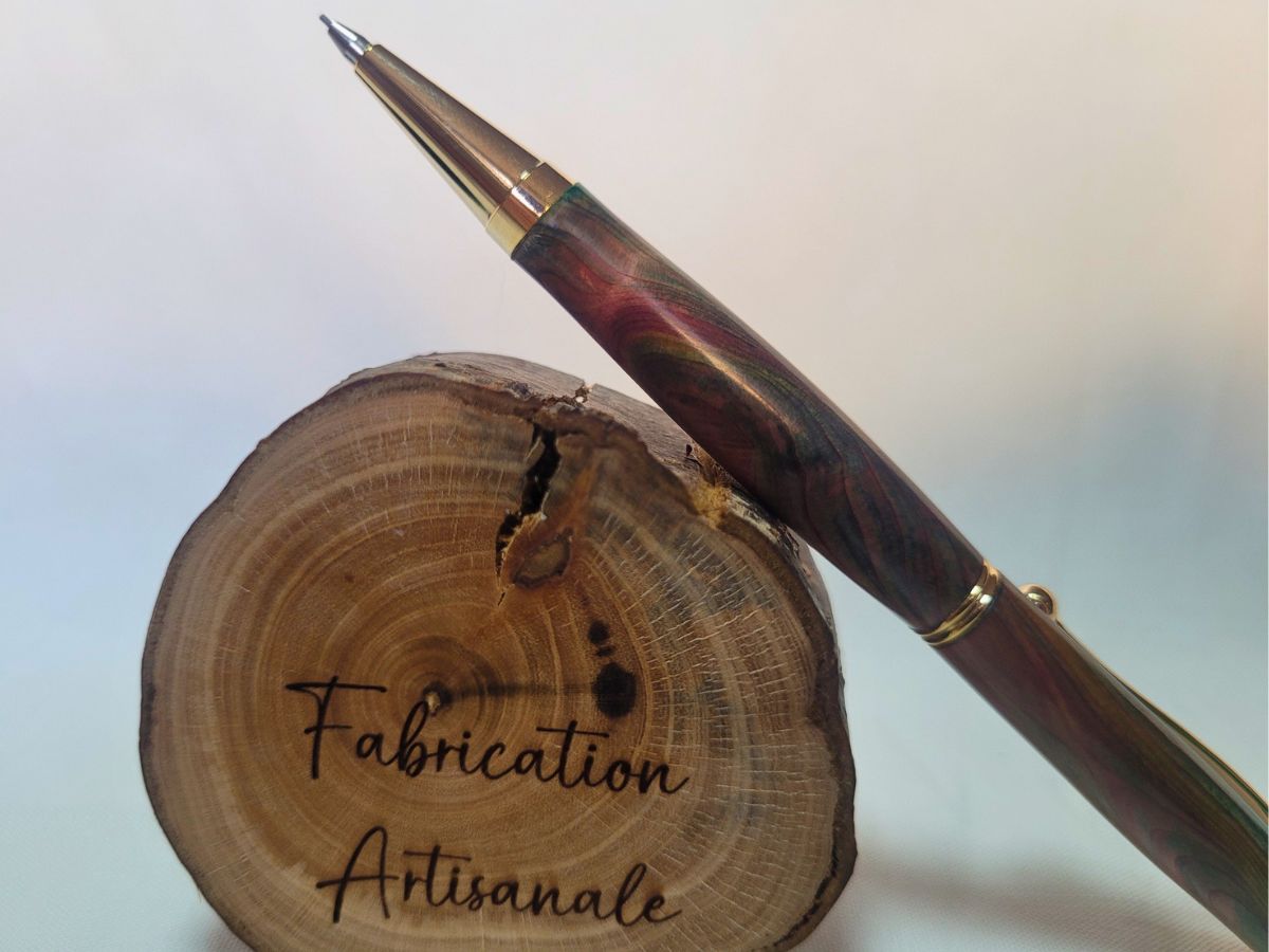 Porte‑mine en bois de genévrier teinté vert et rouge, placage doré, fabrication artisanale française