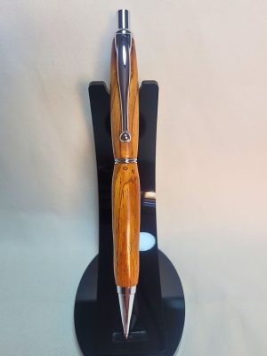 Porte‑mine artisanal en bois de padouk avec placage chromé, présenté sur support noir