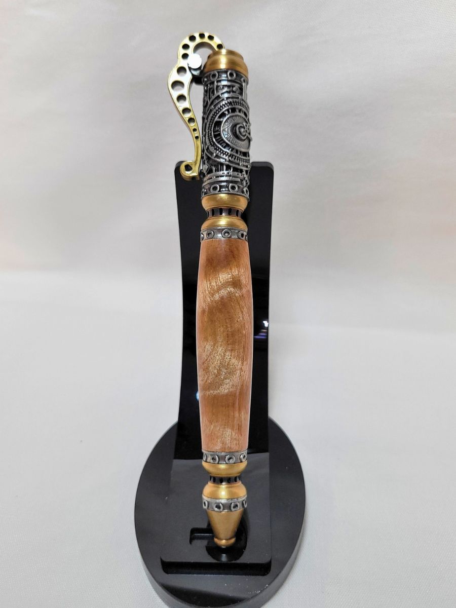 "Stylo steampunk en bois de bouleau sur support noir, décor mécanique argenté et doré, clip à levier industriel"