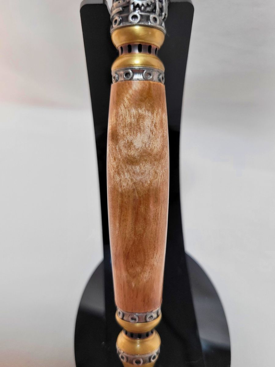 "Vue rapprochée du corps du stylo steampunk en bois de bouleau, veinage doré et bagues métalliques décoratives"