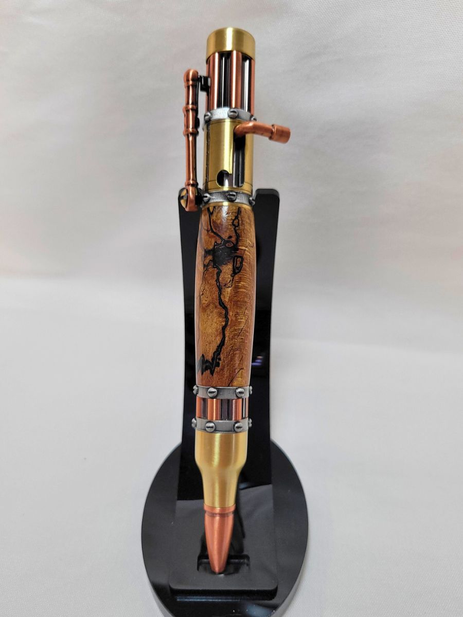 "Stylo steampunk en hêtre échauffé sur support noir, tubulures en cuivre et bagues cloutées en étain"