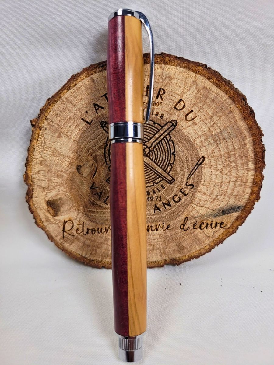 Stylo roller bicolore en amarante et frêne fermé, finitions chromées et design artisanal élégant fabriqué à la main.